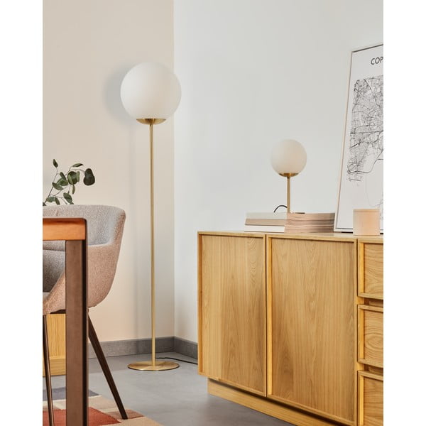 Stojací lampa ve zlaté barvě se skleněným stínidlem (výška 150 cm) Mahala – Kave Home-image-1