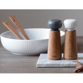 Mlýnek z dubového dřeva na koření s šedomodrým detailem z porcelánu Kähler Design Hammershoi, výška 17,5 cm