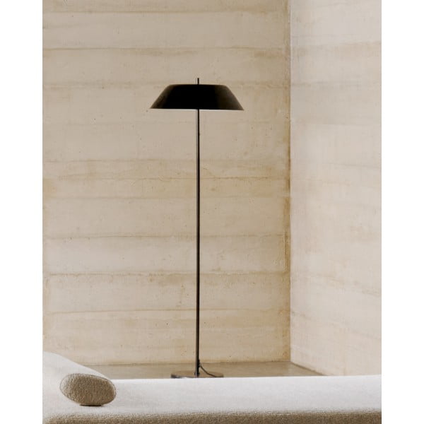 Černá stojací lampa s kovovým stínidlem (výška 153 cm) Sayra – Kave Home-image-2