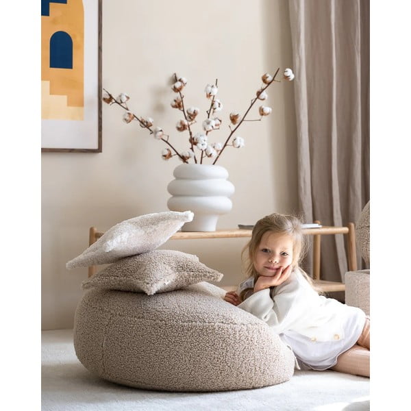 Světle hnědý dětský pohovkový polštář z textilie bouclé Star – Wigiwama-image-4