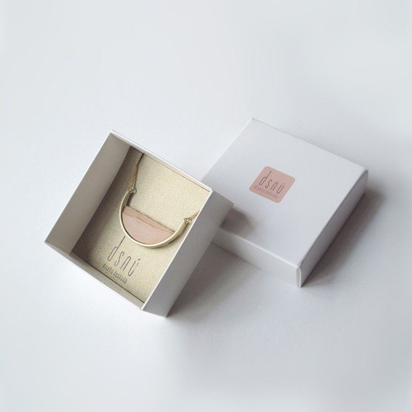 Náhrdelník ve zlaté barvě s růžovým přívěskem dsnú Curve-image-4