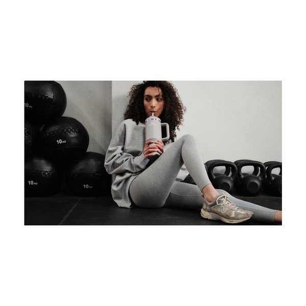 Světle šedá termoska s brčkem z nerezové oceli 1,18 l Quencher H2.0 FlowState Tumbler Ash – Stanley-image-4