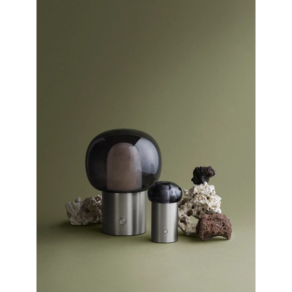 Hliníková LED stolní lampa ve stříbrné barvě se skleněným stínidlem (výška 32 cm) Iris – Blomus-image-4