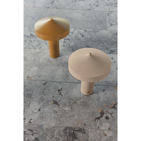 Okrově žlutá kovová stolní lampa (výška 41 cm) Hatto – OYOY Living Design-image-3