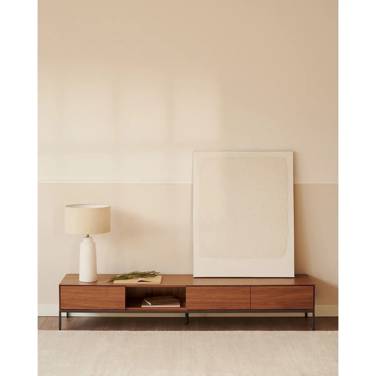 TV stolek v dekoru ořechu v přírodní barvě 195x35 cm Vedrana – Kave Home-image-1