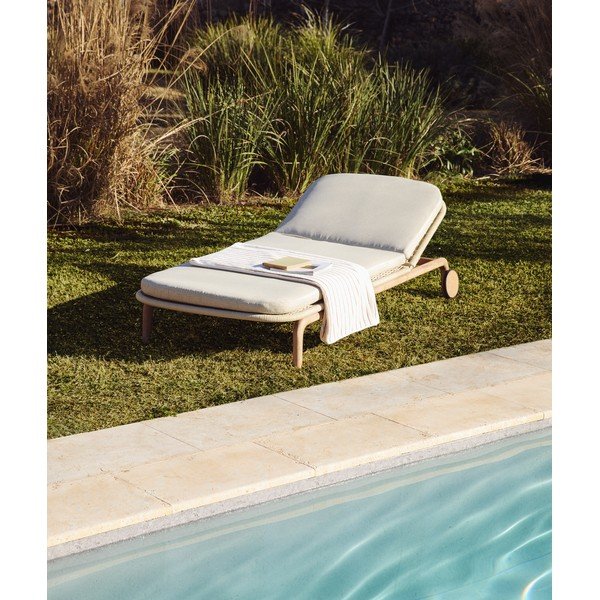 Béžové dřevěné polohovací zahradní lehátko Alipa – Kave Home-image-1