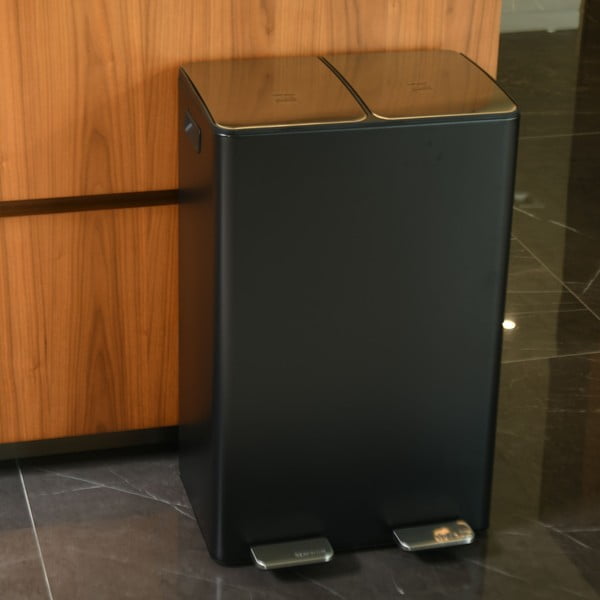 Tmavě šedý ocelový odpadkový koš 2x30 l na tříděný odpad/nášlapný   Aliya – Spirella-image-2