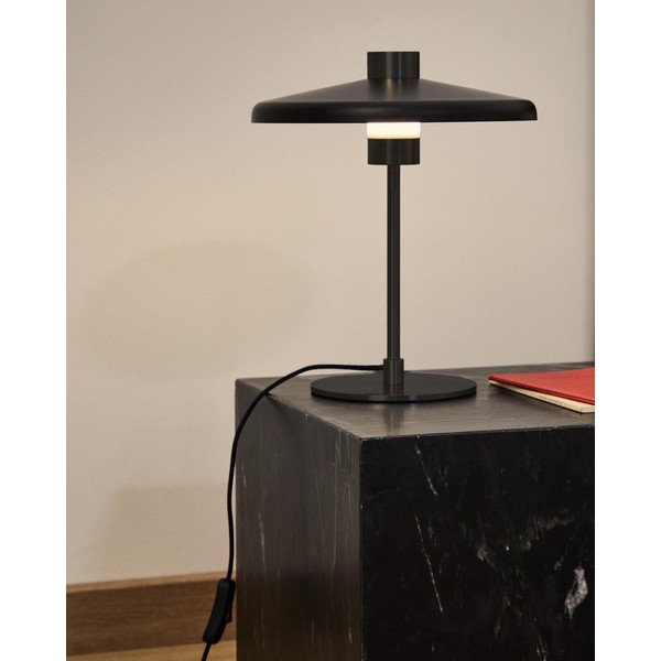 Černá stolní lampa s kovovým stínidlem (výška 32,5 cm) Nuvira – Kave Home-image-1