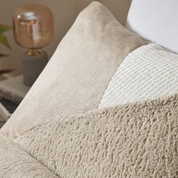 Béžové povlečení na dvoulůžko z mikroplyše 200x200 cm Larsson Geo – Catherine Lansfield-image-2