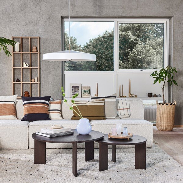 Kulatý konferenční stolek z jasanového dřeva v tmavě přírodní barvě ø 65 cm Oy – OYOY Living Design-image-2
