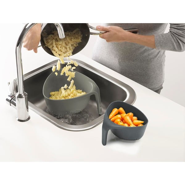 Šedé kompaktní cedníky Joseph Joseph Colanders-image-3