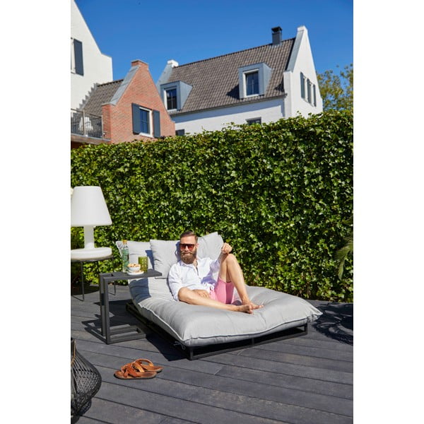 Světle šedé kovovo-polstrované zahradní lehátko Emma – Hartman-image-4