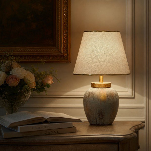 Krémová/ve zlaté barvě stolní lampa s textilním stínidlem (výška 47 cm) Yakamoz – Opviq lights-image-1