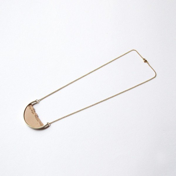 Náhrdelník ve zlaté barvě s růžovým přívěskem dsnú Curve-image-3