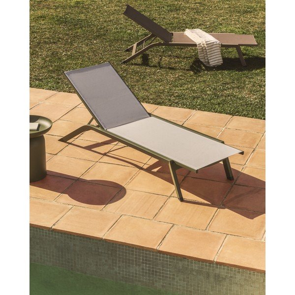 Zelené kovové polohovací zahradní lehátko Capraia – Kave Home-image-1