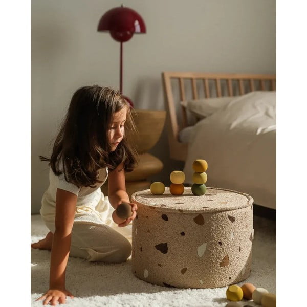 Světle hnědý dětský puf z textilie bouclé/žinylkový Terrazzo – Wigiwama-image-1