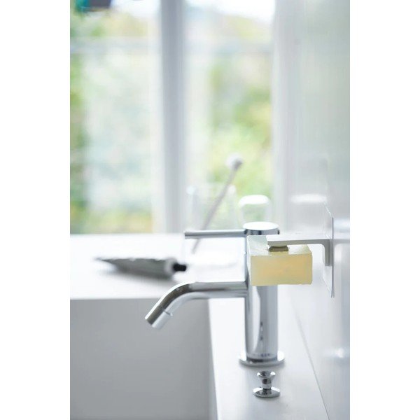 Bílý samodržící plastový magnetický držák mýdla Film Hook – YAMAZAKI-image-1