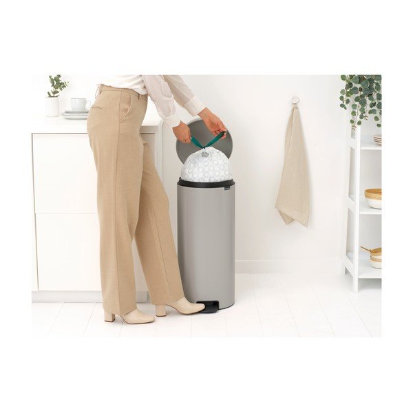 Světle šedý nášlapný ocelový odpadkový koš 30 l NewIcon – Brabantia-image-4