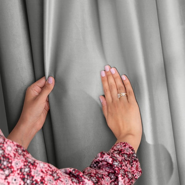 Světle šedý sametový dimout závěs 140x270 cm Pleat – Restilo-image-1