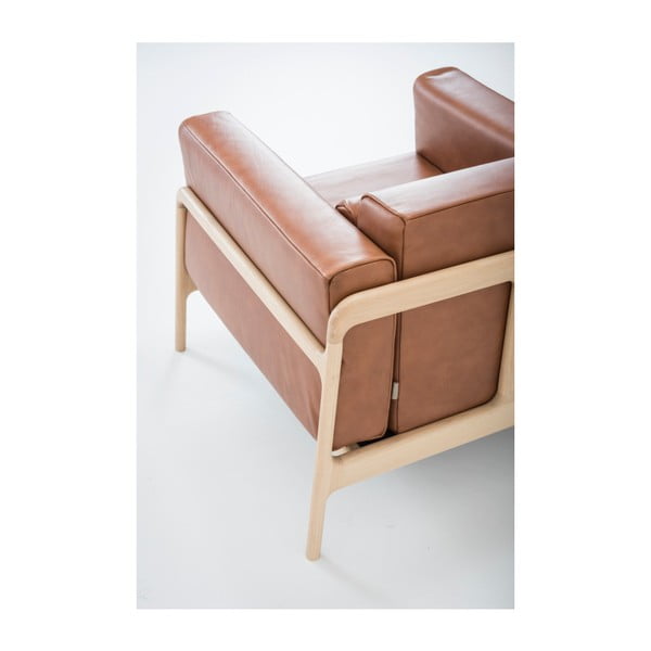 Koňakově hnědé křeslo z buvolí kůže s konstrukcí z masivního dubového dřeva Gazzda Fawn-image-4