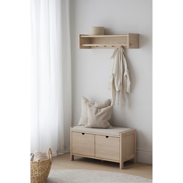Nástěnný věšák s poličkou z dubového dřeva v přírodní barvě Hillmond – Rowico-image-1