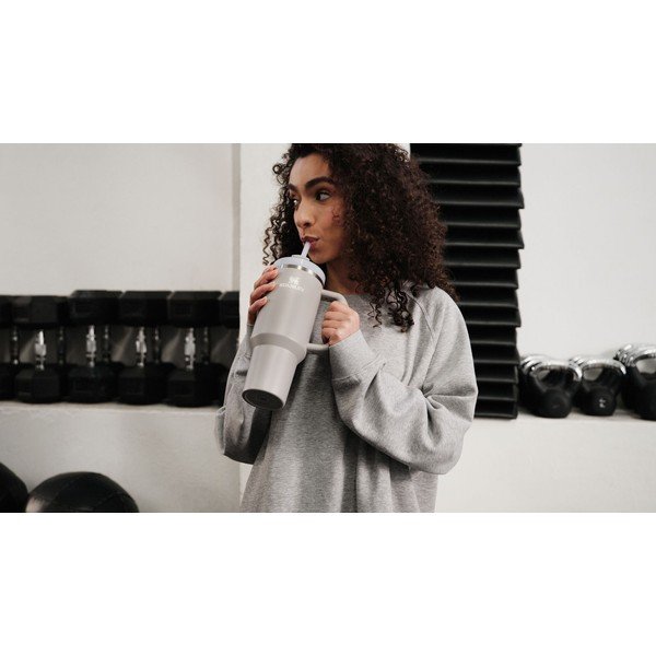 Světle šedá termoska s brčkem z nerezové oceli 890 ml Quencher H2.O FlowState™ Tumbler Ash – Stanley-image-4