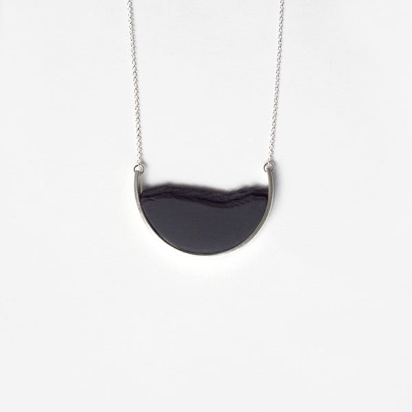 Stříbrný náhrdelník s černým přívěskem dsnú Curve