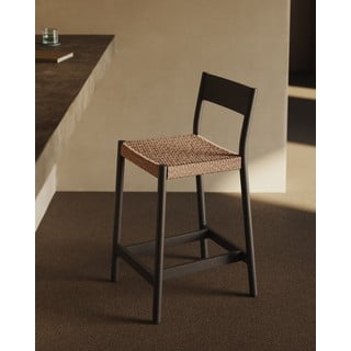 Černá/v přírodní barvě barová židle z dubového dřeva (výška sedáku 65 cm) Yalia – Kave Home