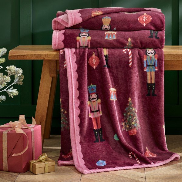 Vínová/růžová deka s vánočním motivem 170x130 cm Christmas Nutcracker – Catherine Lansfield-image-1