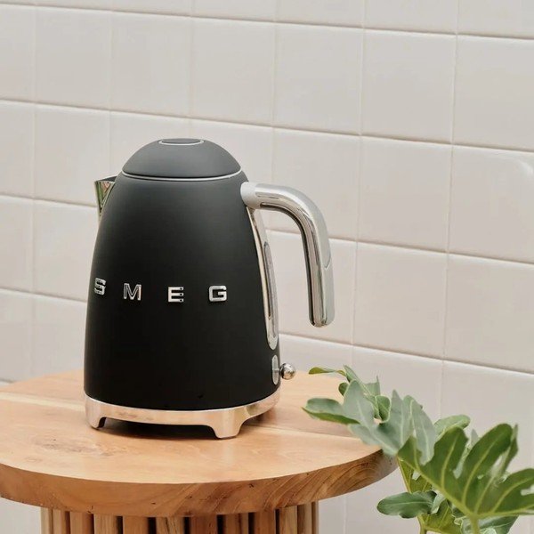 Černá rychlovarná konvice SMEG 50's Retro Style-image-1