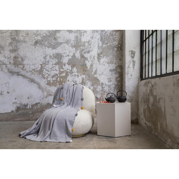 Šedý fleecový přehoz 150x200 cm Pom Pom – Mijolnir-image-2
