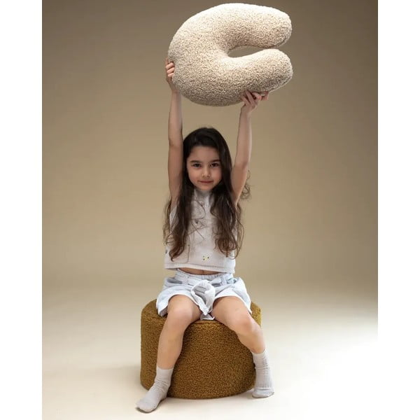 Světle hnědý dětský pohovkový polštář z textilie bouclé U – Wigiwama-image-2