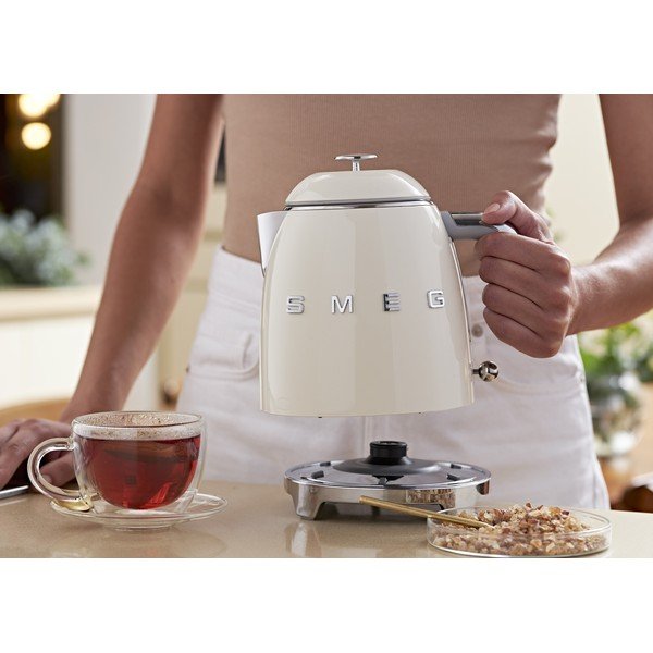 Krémová rychlovarná konvice z nerezové oceli 800 ml Retro Style – SMEG-image-2