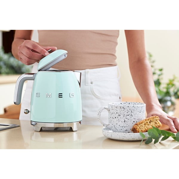 Světle zelená rychlovarná konvice z nerezové oceli 800 ml Retro Style – SMEG-image-1