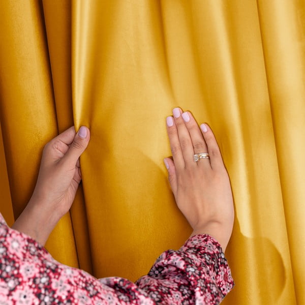 Žlutý sametový dimout závěs 140x245 cm Eyelets – Restilo-image-3