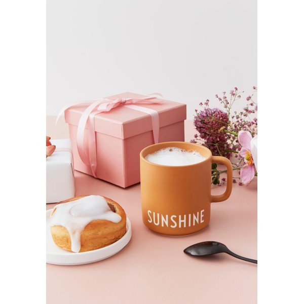 Hořčicově žlutý porcelánový hrnek Design Letters Sunshine-image-1