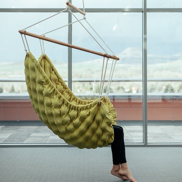 Tmavě béžové interiérové houpací křeslo Linda Vrňáková Swingy In-image-4