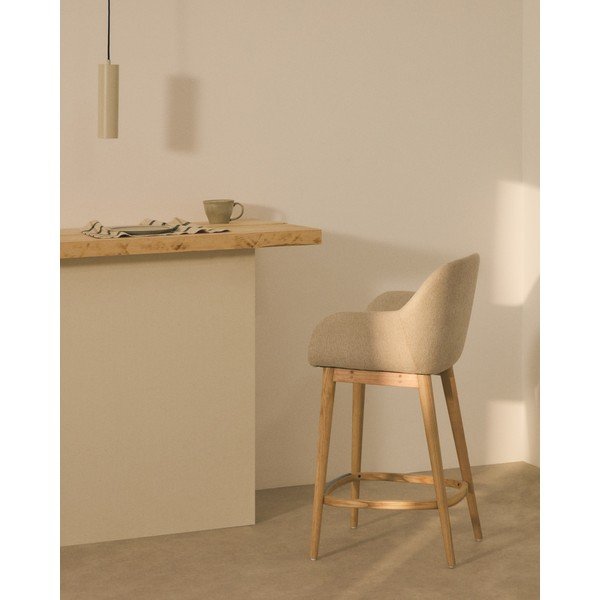 Béžová čalouněná barová židle s područkami (výška sedáku 66 cm) Konna – Kave Home-image-1