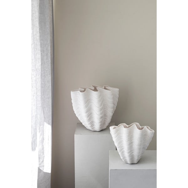 Bílá váza z polyresinu (výška 22 cm) Shell – Mette Ditmer Denmark-image-1