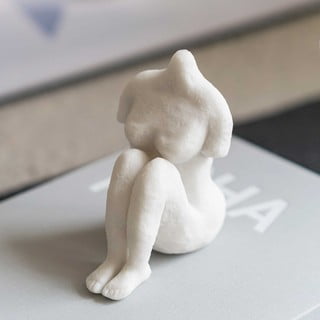 Soška z polyresinu (výška 14 cm) Sitting Woman – Mette Ditmer Denmark