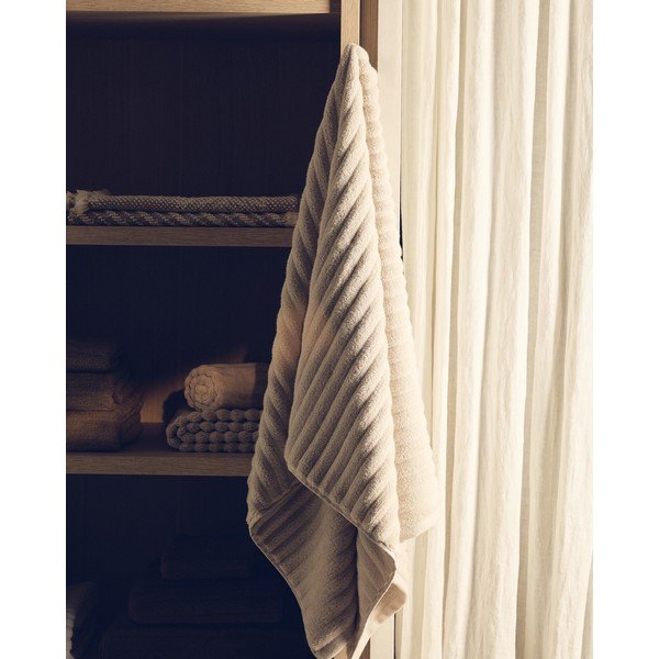 Béžový froté bavlněný ručník 50x90 cm Navira – Kave Home-image-1