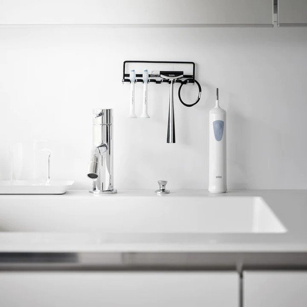 Černý samodržící kovový držák na zubní kartáčky Film Hook – YAMAZAKI-image-1