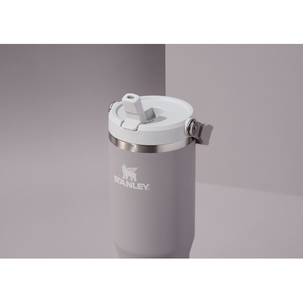 Světle šedá termoska z nerezové oceli 410 ml IceFlow™ Flip Straw 2.0 Tumbler Ash – Stanley-image-4