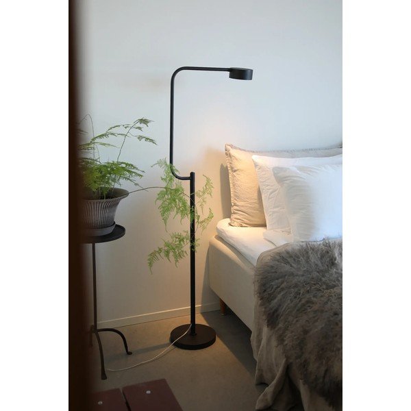 Černá LED stmívatelná stojací lampa s kovovým stínidlem (výška 130 cm) Hugo – Markslöjd-image-1