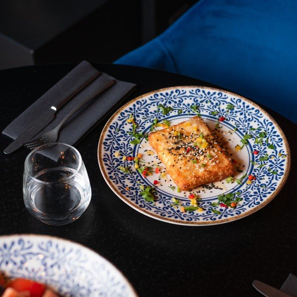 Bílý/modrý porcelánový talíř ø 27 cm Azul – BonBistro-image-1