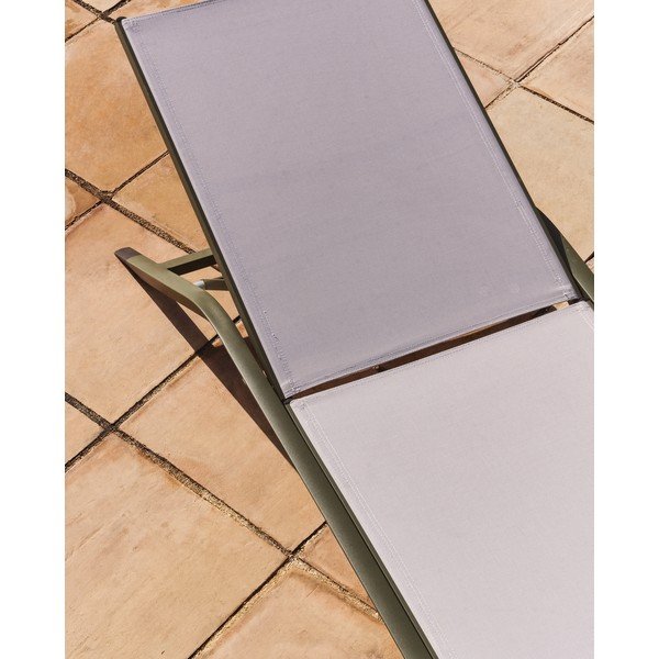Zelené kovové polohovací zahradní lehátko Capraia – Kave Home-image-3