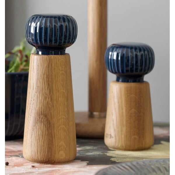 Mlýnek z dubového dřeva na koření s tmavě modrým detailem z porcelánu Kähler Design Hammershoi, výška 17,5 cm-image-1