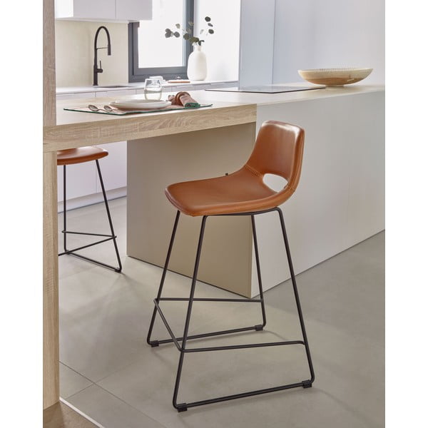 Koňakově hnědá barová židle z imitace kůže (výška sedáku 65 cm) Zahara – Kave Home-image-1