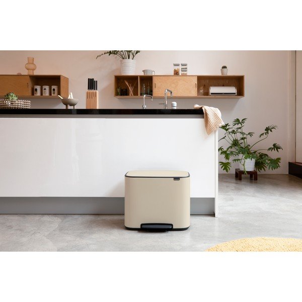 Béžový nášlapný ocelový odpadkový koš 36 l Bo – Brabantia-image-1
