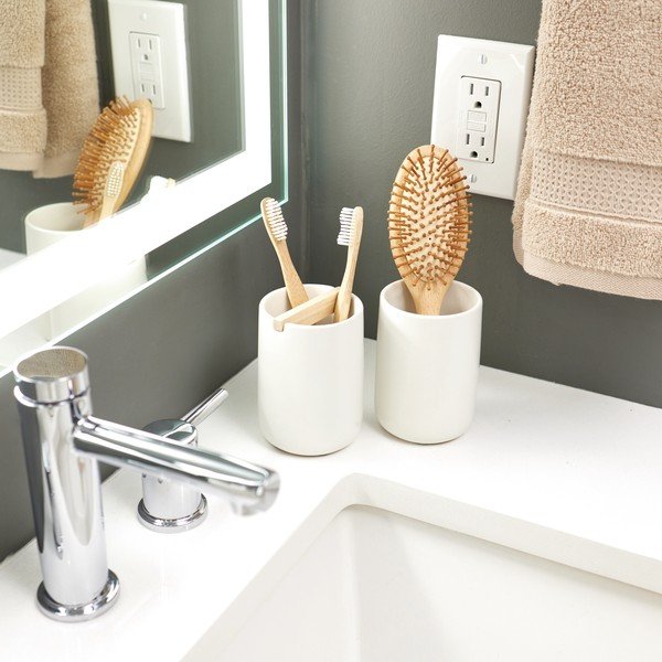 Bílý keramický kelímek na zubní kartáčky iDesign Vanity-image-1